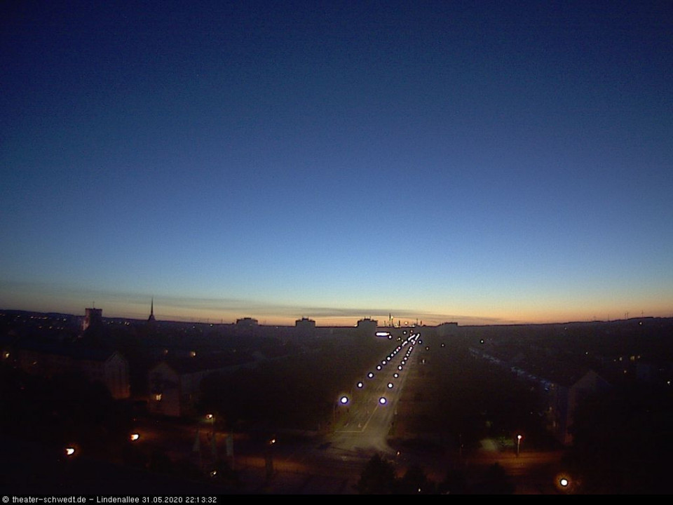 Gestern um diese Zeit war es etwas dunkler. Rechts am Horizont sieht man die Windräder hinter Passow (hinzugefügt von Schwedter am 31.05.2020)