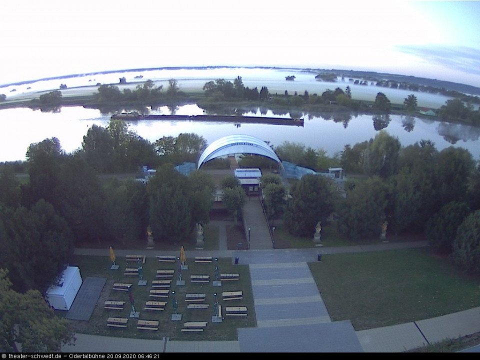 Der Kahn zerschneidet den 