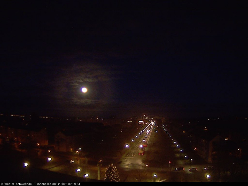 Der Vollmond geht langsam unter (hinzugefügt von Schwedter am 30.12.2020)