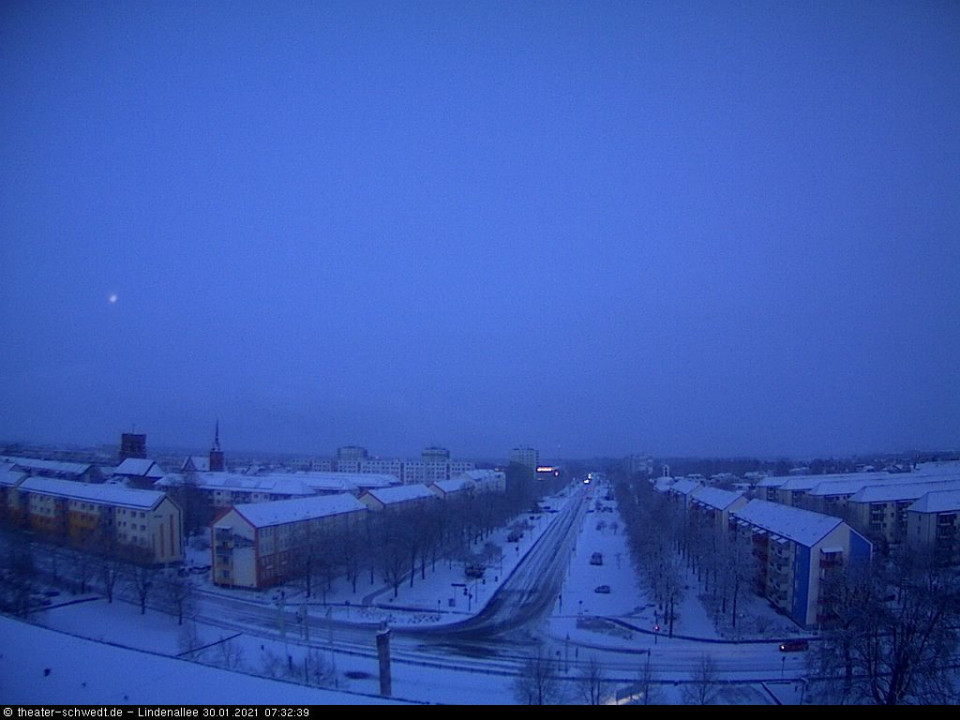 Ist der kleine runde Punkt etwa der Mond? (hinzugefügt von Heimweh am 30.01.2021)