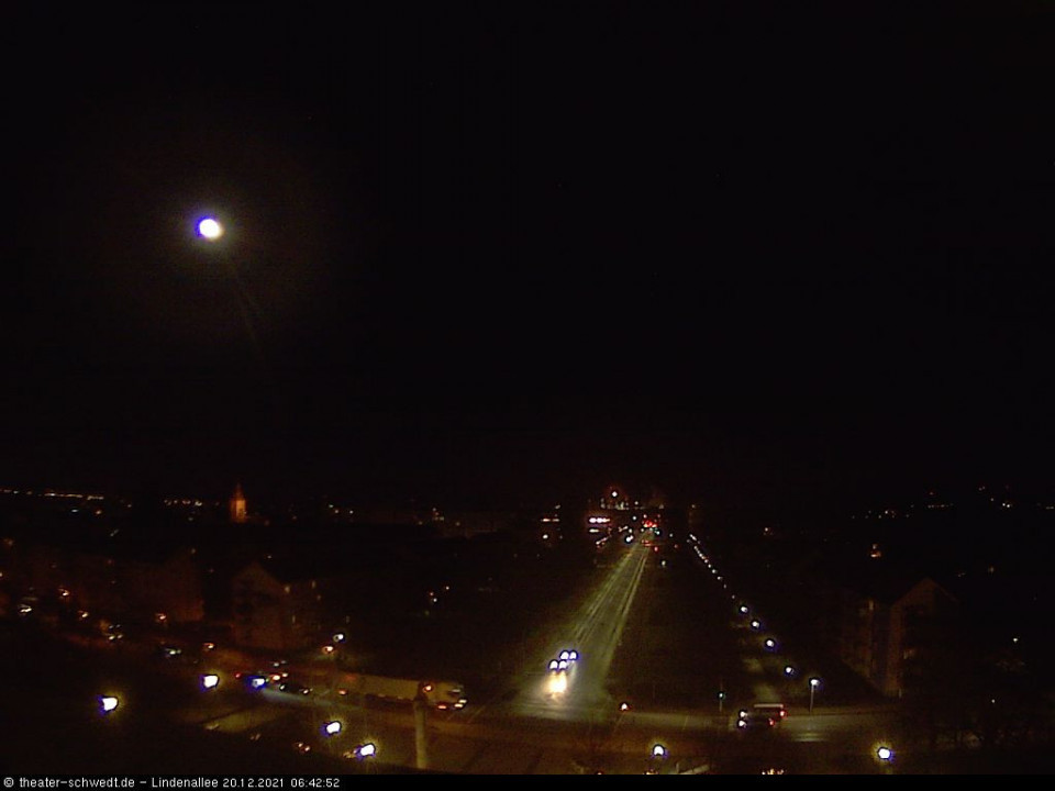 ...und helle schien der Mond... (hinzugefügt von Heimweh am 20.12.2021)
