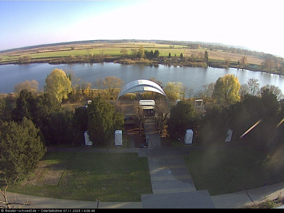 Statuen des Hugenottenparks umhüllt (hinzugefügt von Jonas am 07.11.2025)