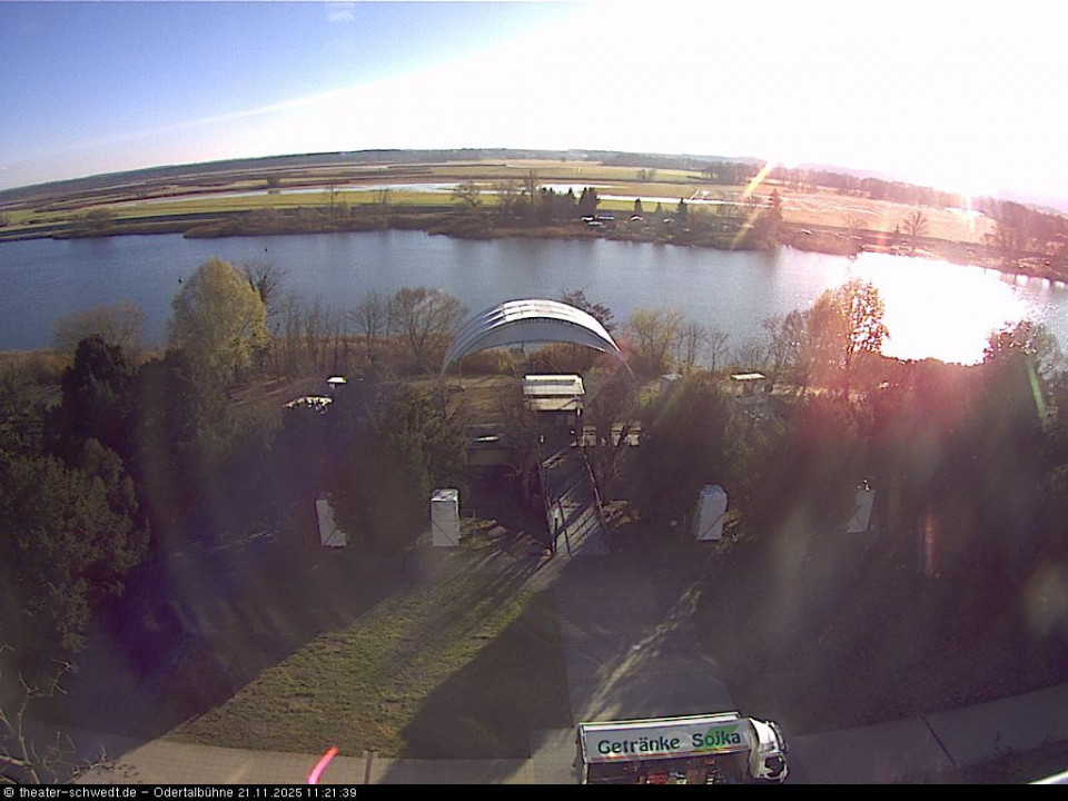 Sonnenhoch über wunderschöner Natur - und unten rollt die Rettung für trockene Kehlen an (hinzugefügt von Jonas am 21.11.2025)