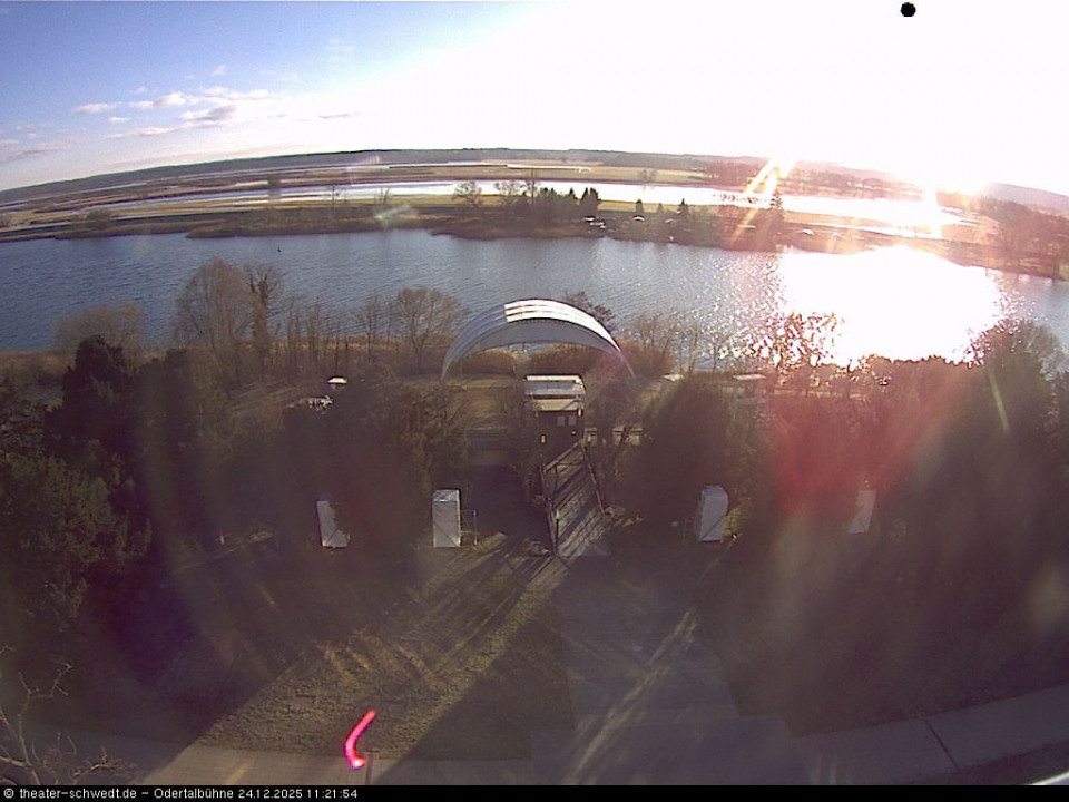 Die Weihnacht kommt, das Jahr vergeht - Hier, wo man an einem Tage wie heute das Wetter genießen kann, in Schwedt. (hinzugefügt von Jonas am 24.12.2025)