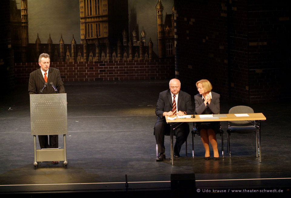 Vertragsunterzeichnung im Bühnenbild von My Fair Lady, am Rednerpult Lutz Herrmann, sitzend Reinhard Simon und Prof. Johanna Wanka (v.l.n.r.)