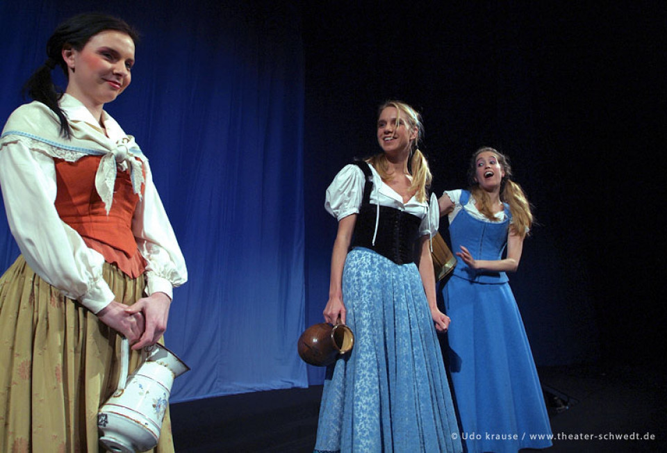 Faust I, Am Brunnen - I. Kautz, M. Radl (Lieschen), N. Panjas (Gretchen)